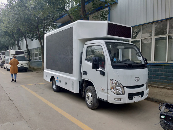 躍進(jìn)后雙輪廣告車