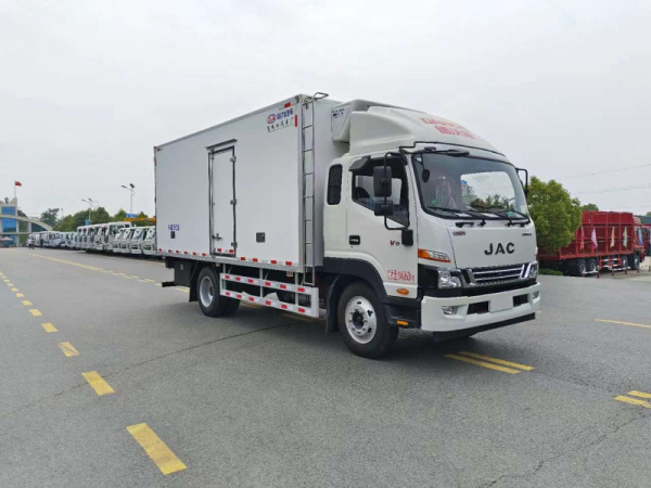 江淮德沃斯V8冷藏車廂長5.5米